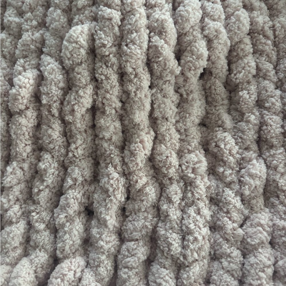 Chunky Knit Blanket yarn in Soft Pink - Picture 2 of 3